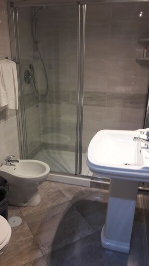 Bathroom shower - Domus Rudy (Rome)