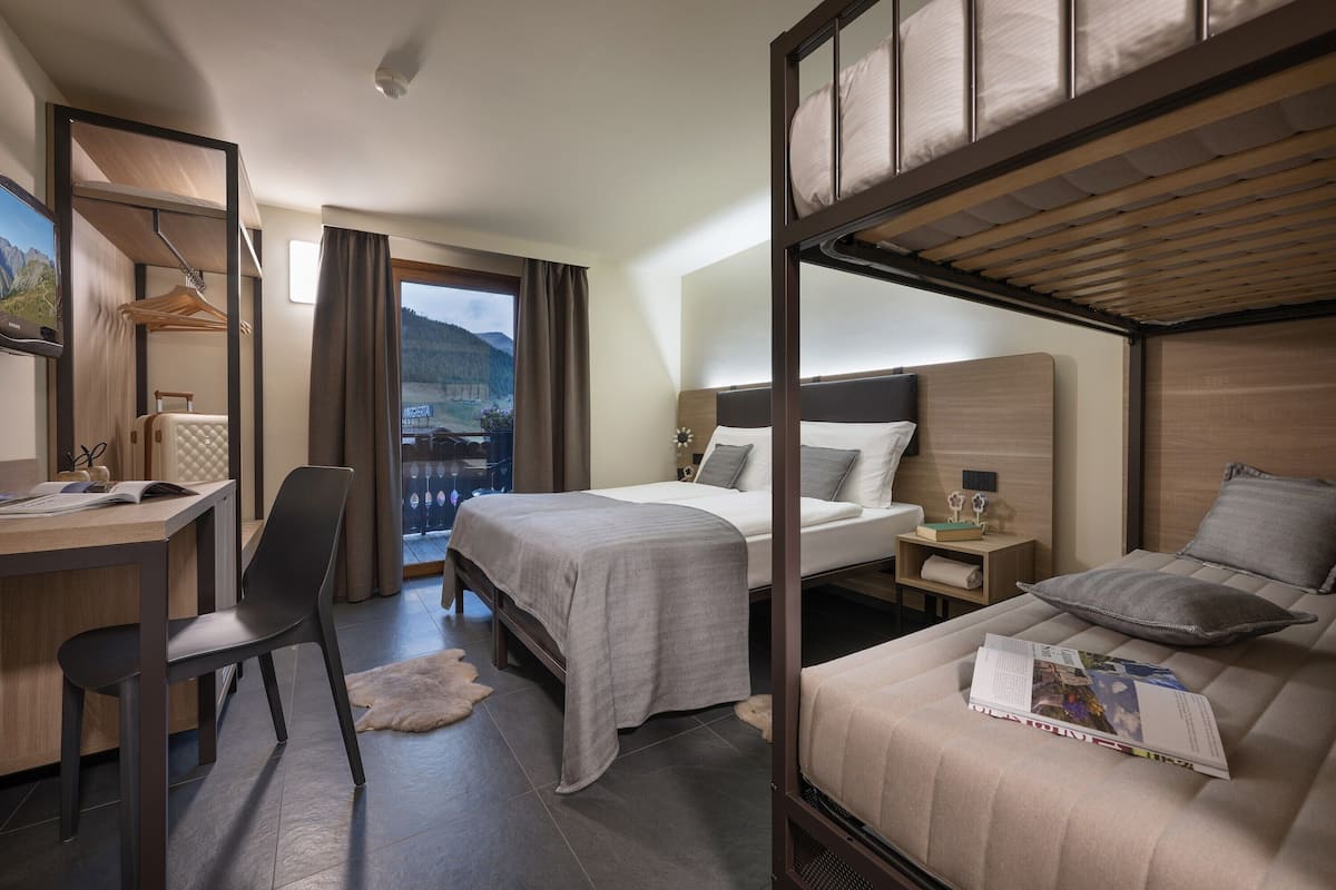 舒適三人房 | 客房內保險箱、書桌、遮光布/窗簾、隔音