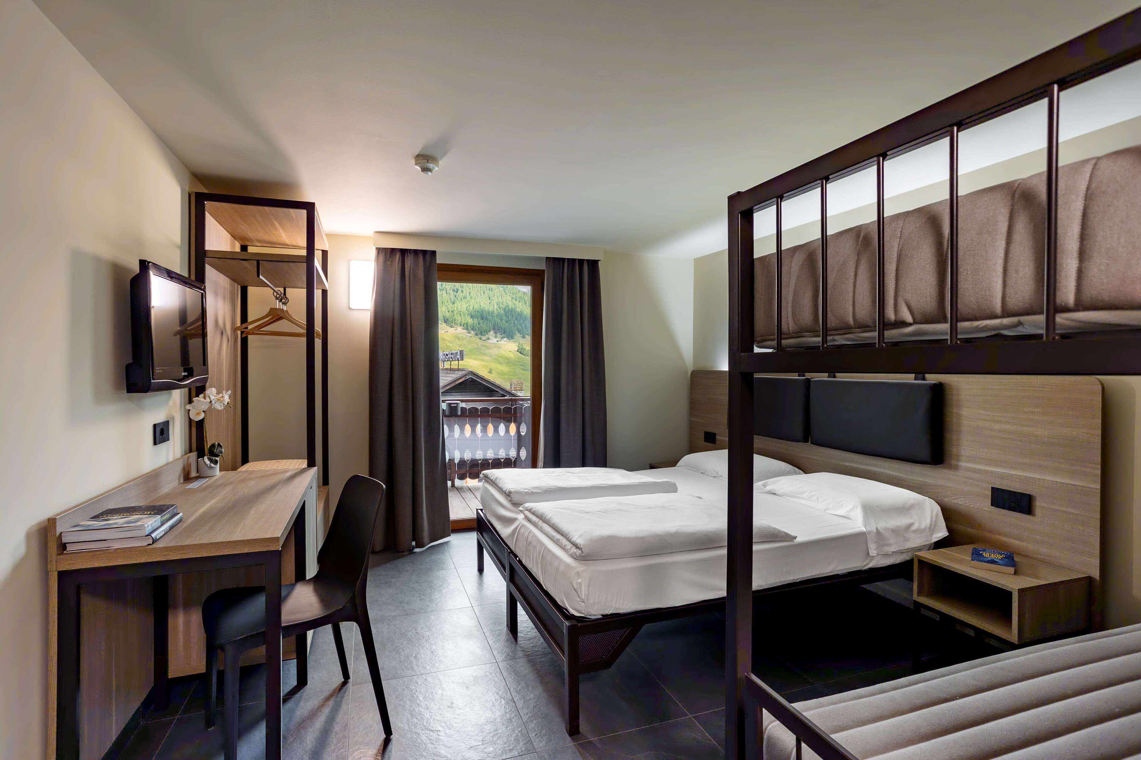 business double room | in-room safe, desk, blackout curtains, soundproofing