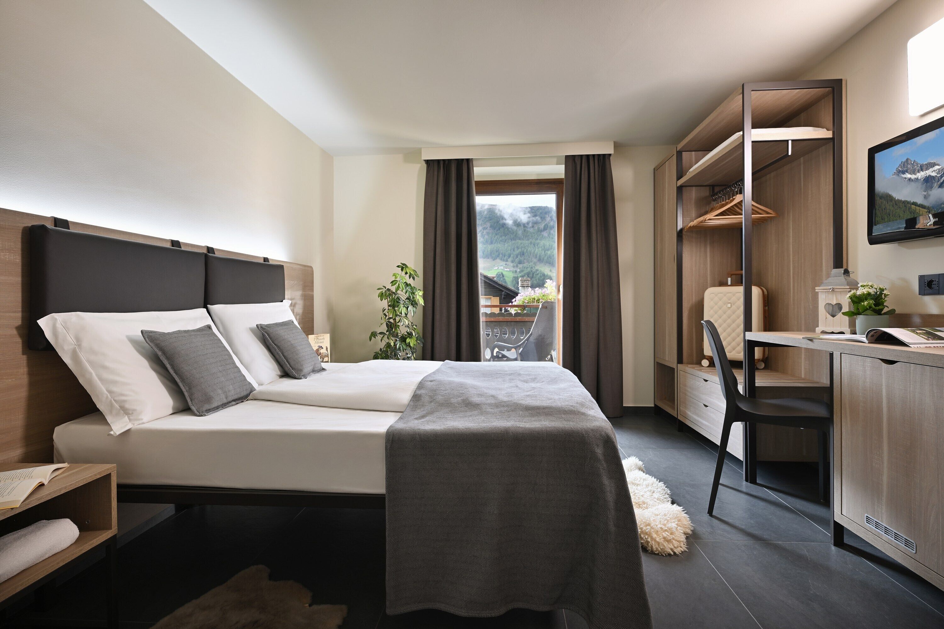 خزنة داخل الغرفة ومكتب وستائر تعتيم وتجهيزات عازلة للصوت