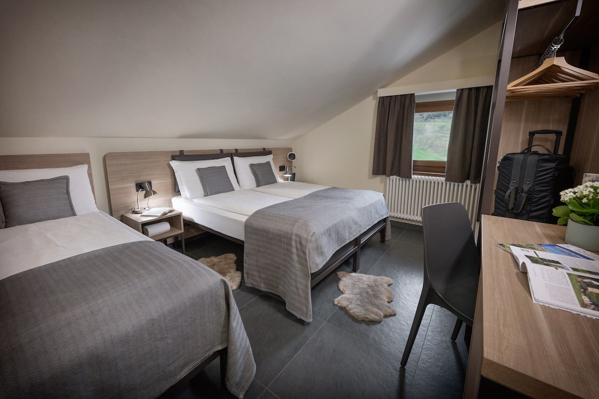 標準三人房 | 客房內保險箱、書桌、遮光布/窗簾、隔音