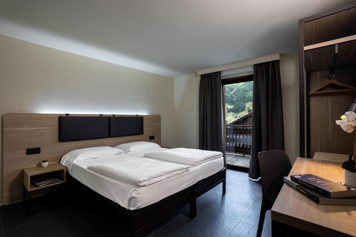In-room safe, desk, blackout curtains, soundproofing