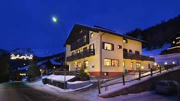 Voorkant accommodatie - avond/nacht