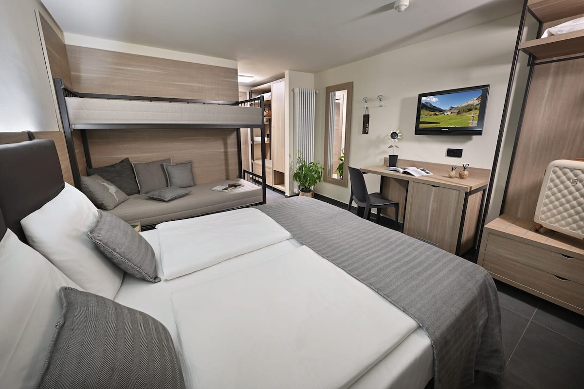 商務雙人房 | 客房內保險箱、書桌、遮光布/窗簾、隔音