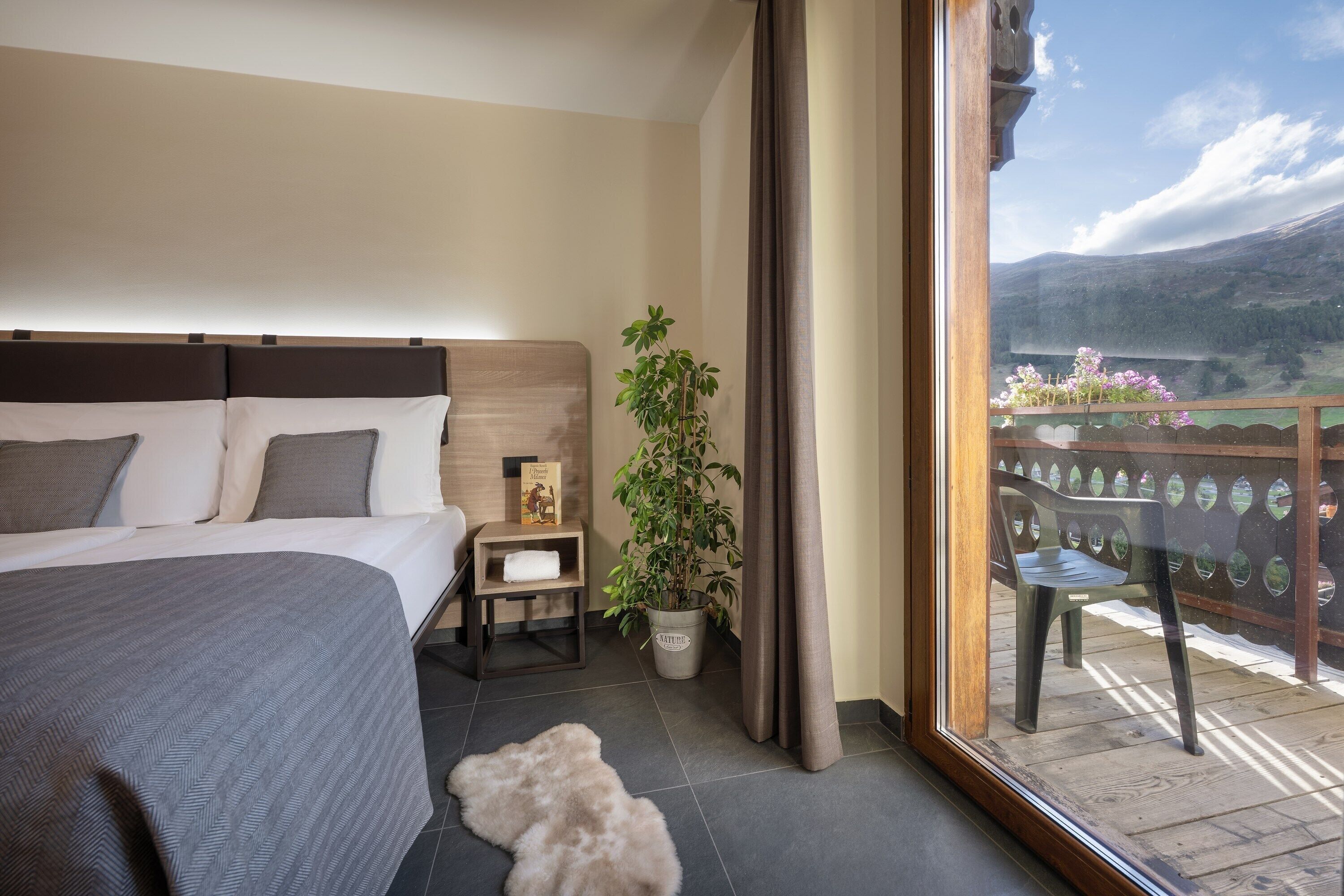 Een kluis op de kamer, een bureau, verduisterende gordijnen