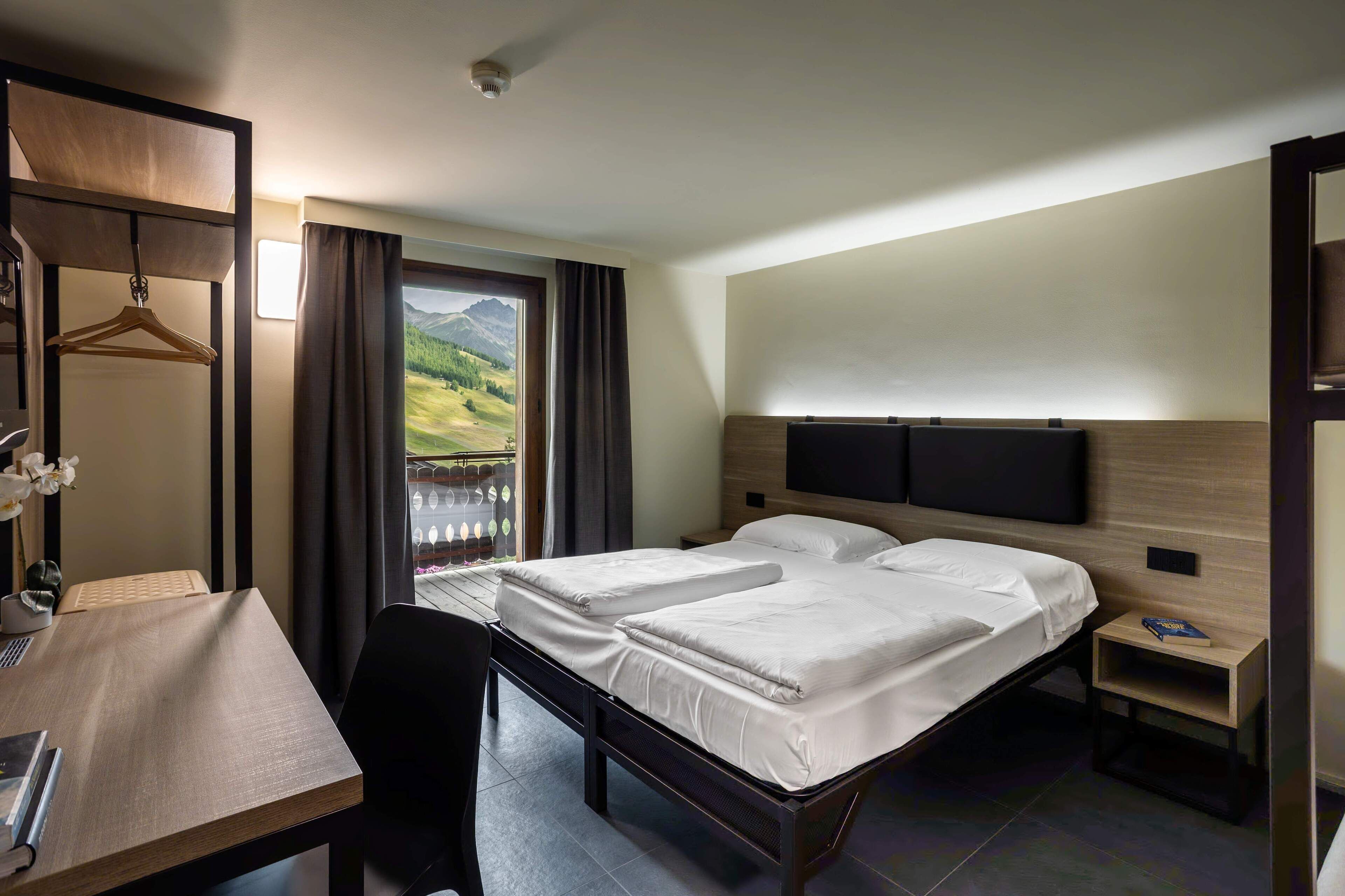 Caja de seguridad en la habitación, escritorio y cortinas blackout 