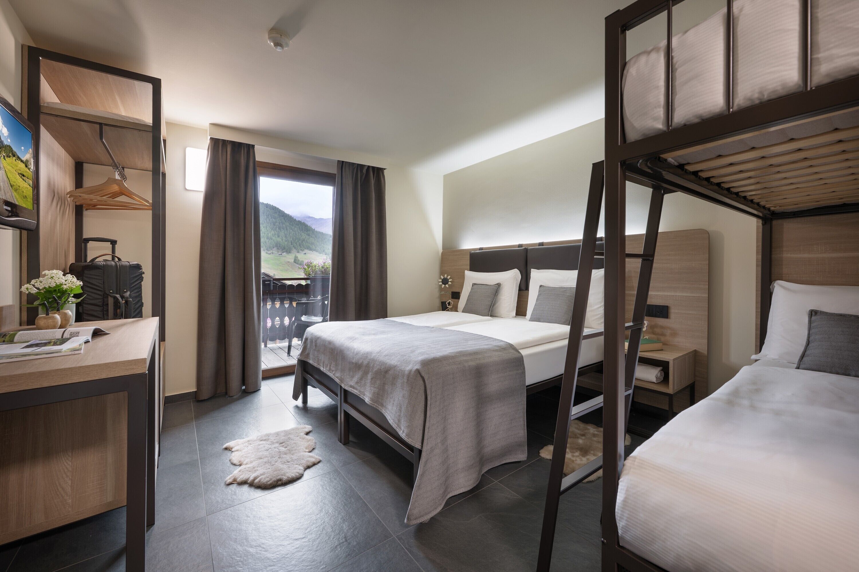 標準四人房 | 客房內保險箱、書桌、遮光布/窗簾、隔音