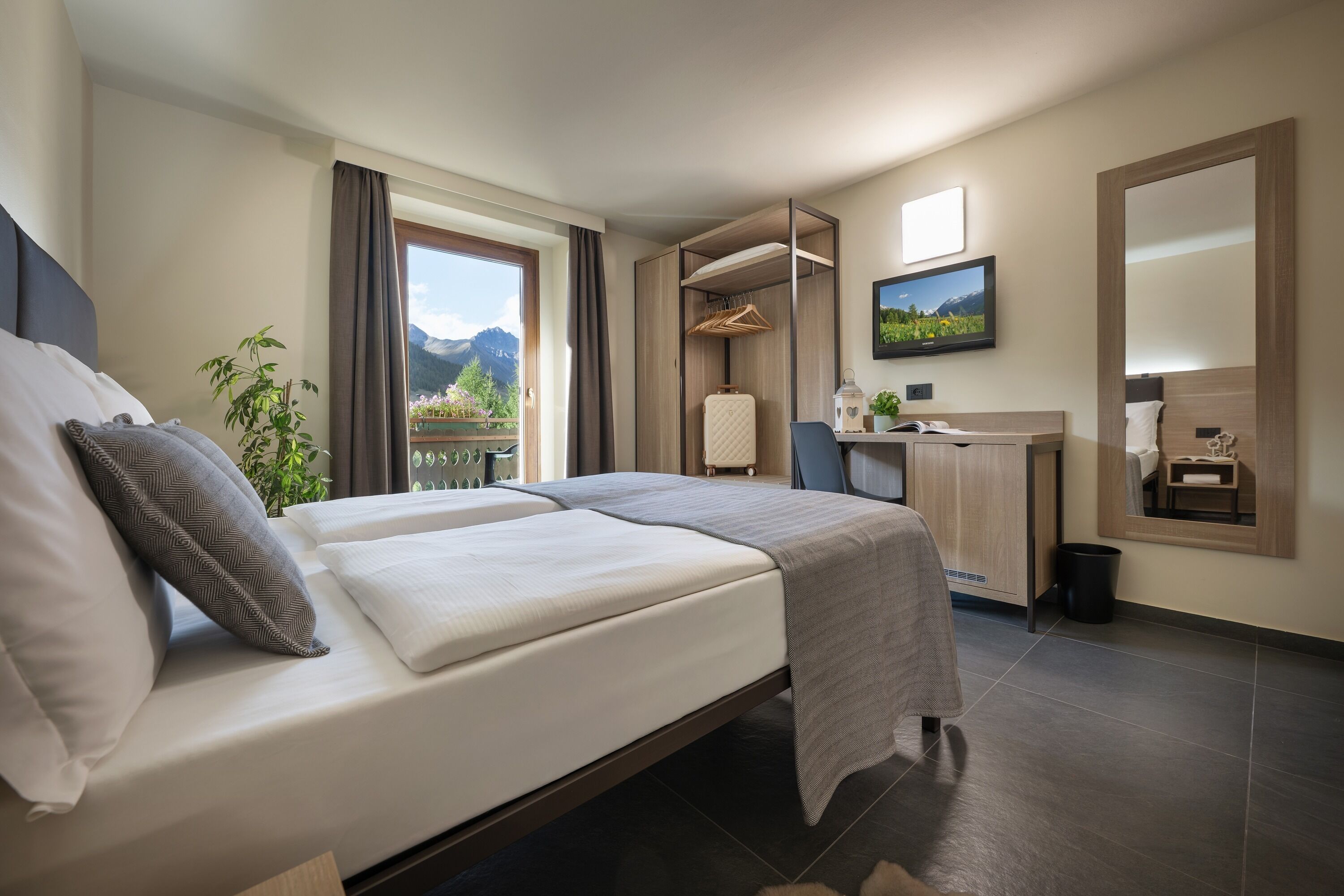 Zimmersafe, Schreibtisch, Verdunkelungsvorhänge, schallisolierte Zimmer