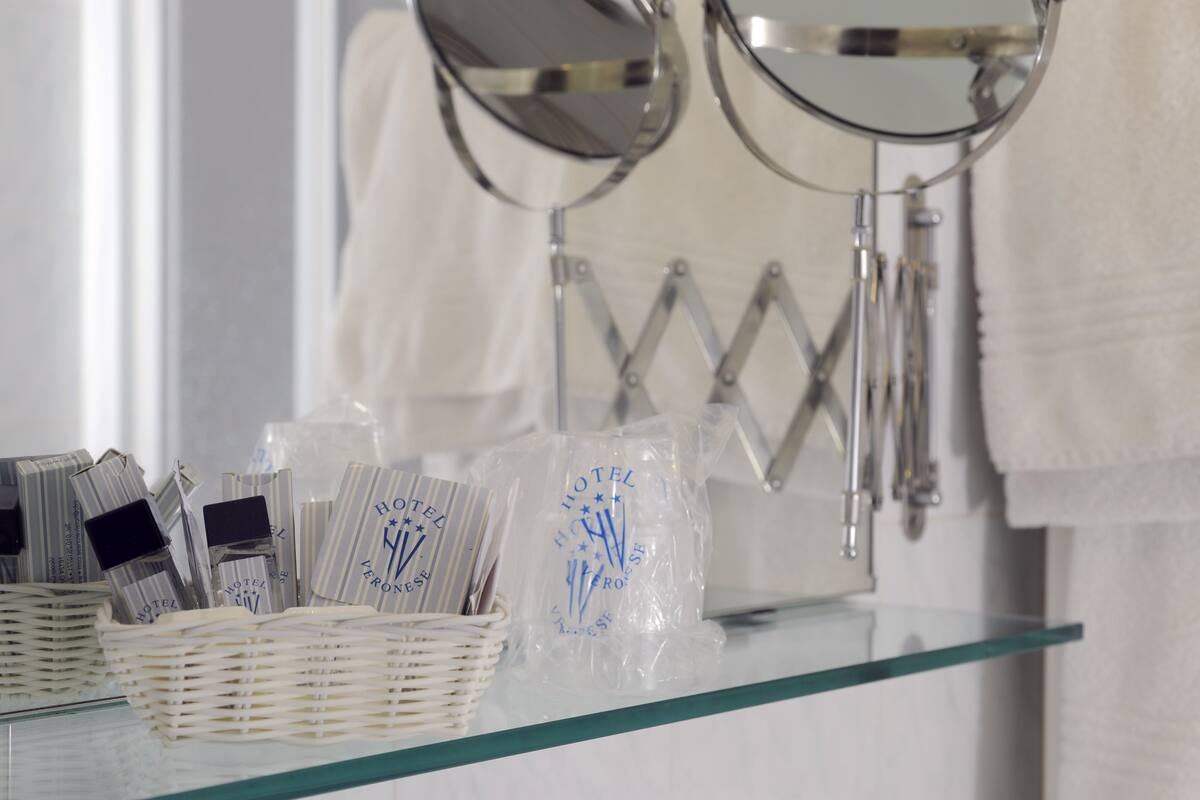 Triple Room | Bathroom | Shower, rainfall showerhead, free toiletries, bidet