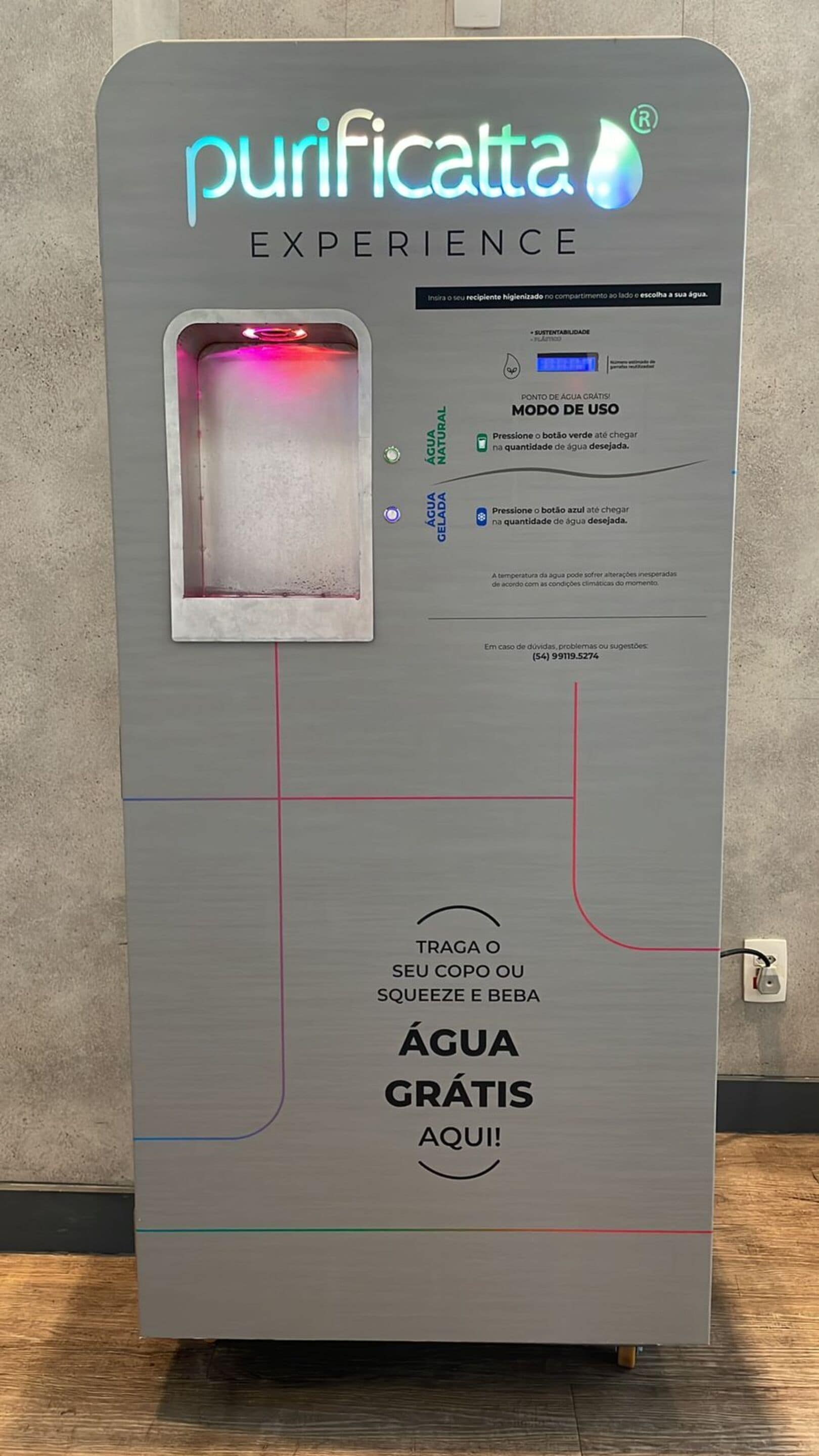 Uma estação de purificação de água com instruções de uso, um número de contato e um logotipo.