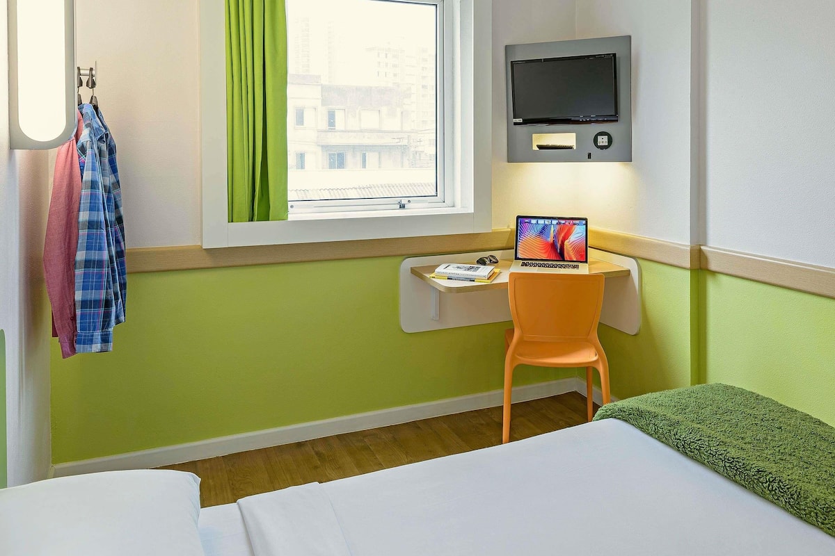 Standard Room, 1 Double Bed | Hypo-allergenic bedding, desk, laptop workspace, blackout drapes