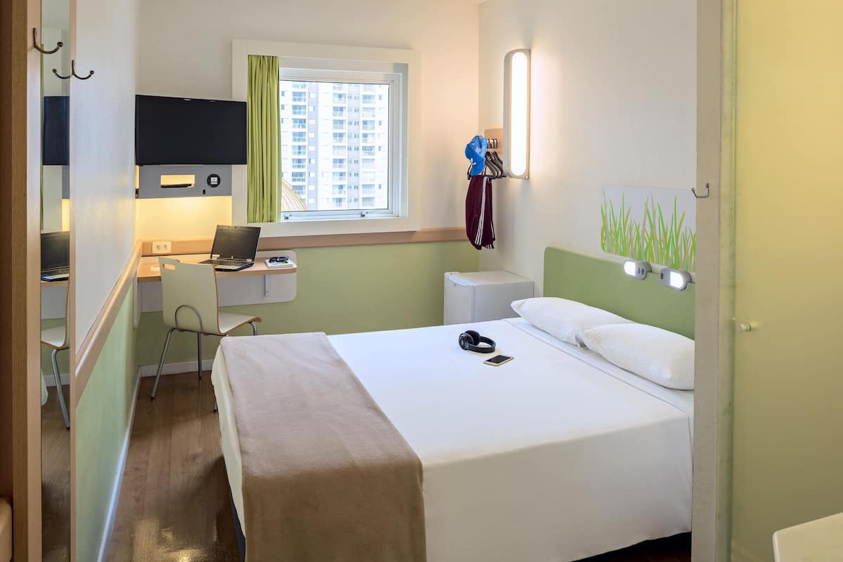 Quarto superior, 1 cama de casal | Roupas de cama antialérgicas, escrivaninha