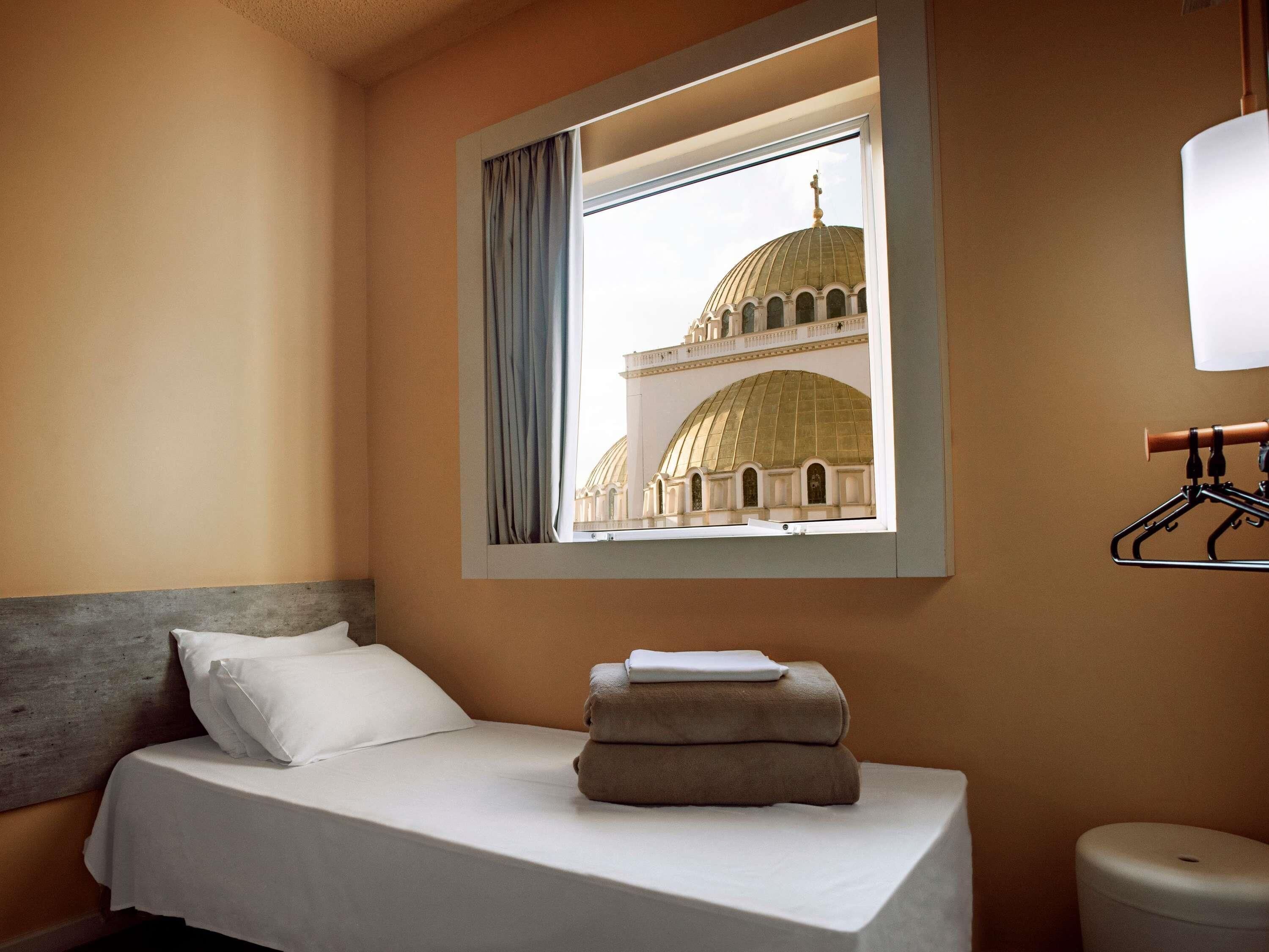 Habitación estándar, 2 camas individuales, con acceso para personas discapacitadas | Ropa de cama hipoalergénica y escritorio 