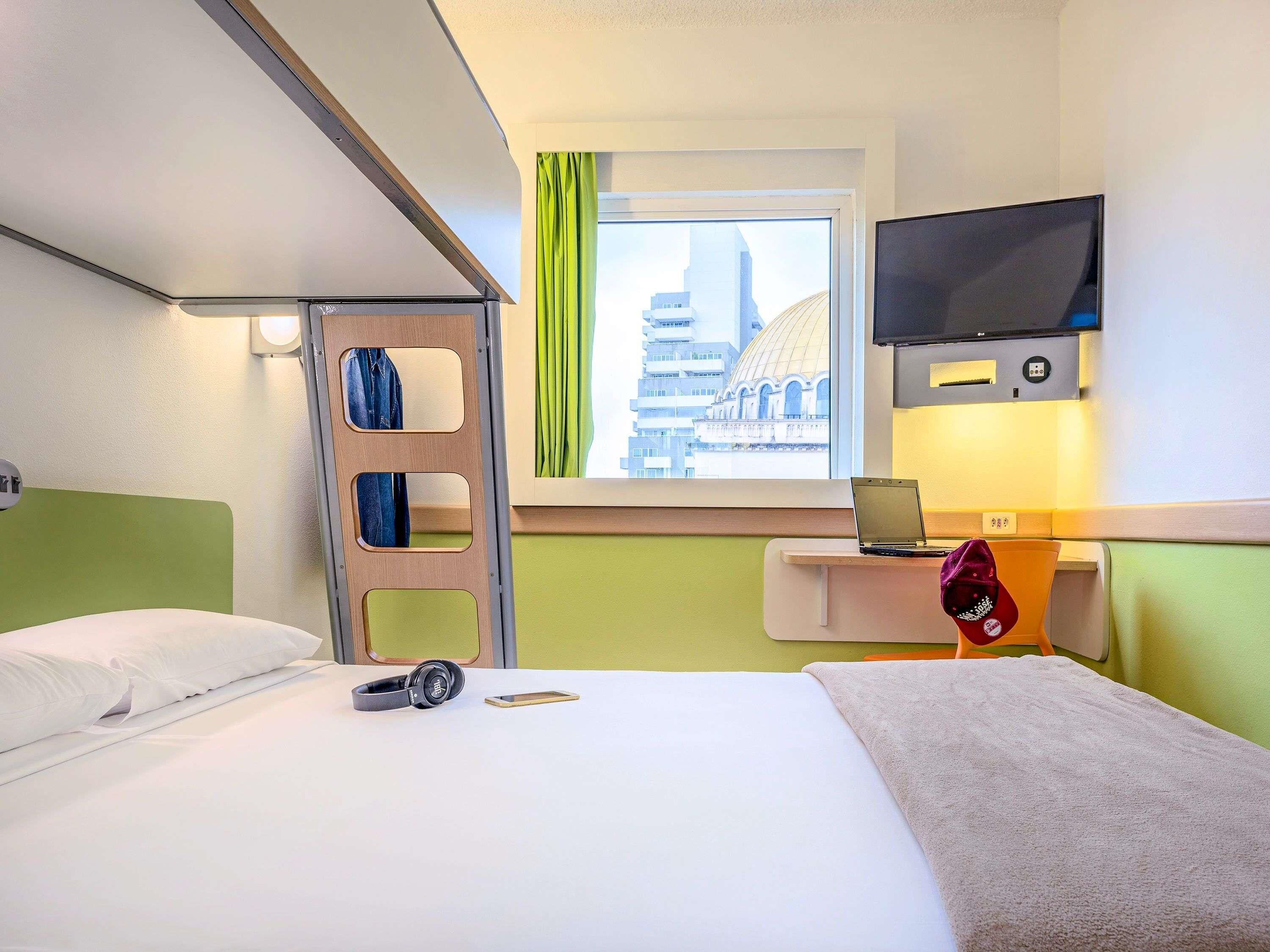 Hypoallergeen beddengoed, een bureau, een laptopwerkplek