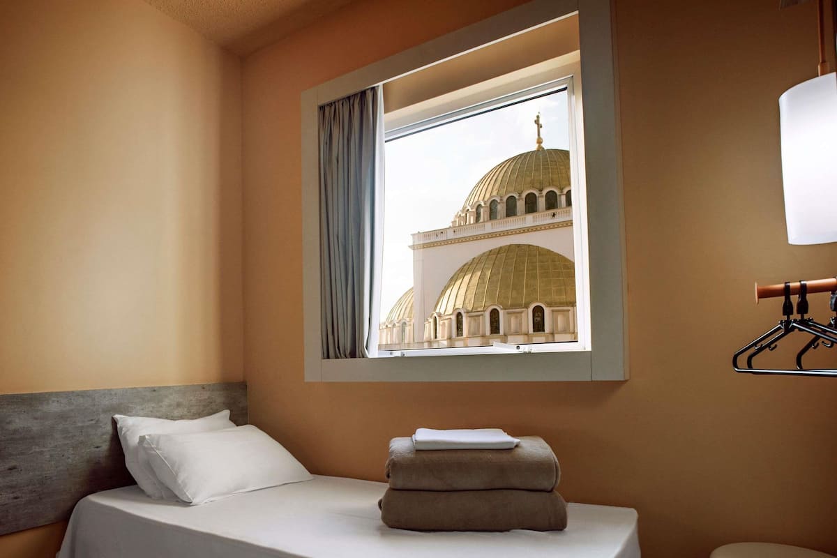 Quarto standard, 2 camas de solteiro, acessível | Roupas de cama antialérgicas, escrivaninha