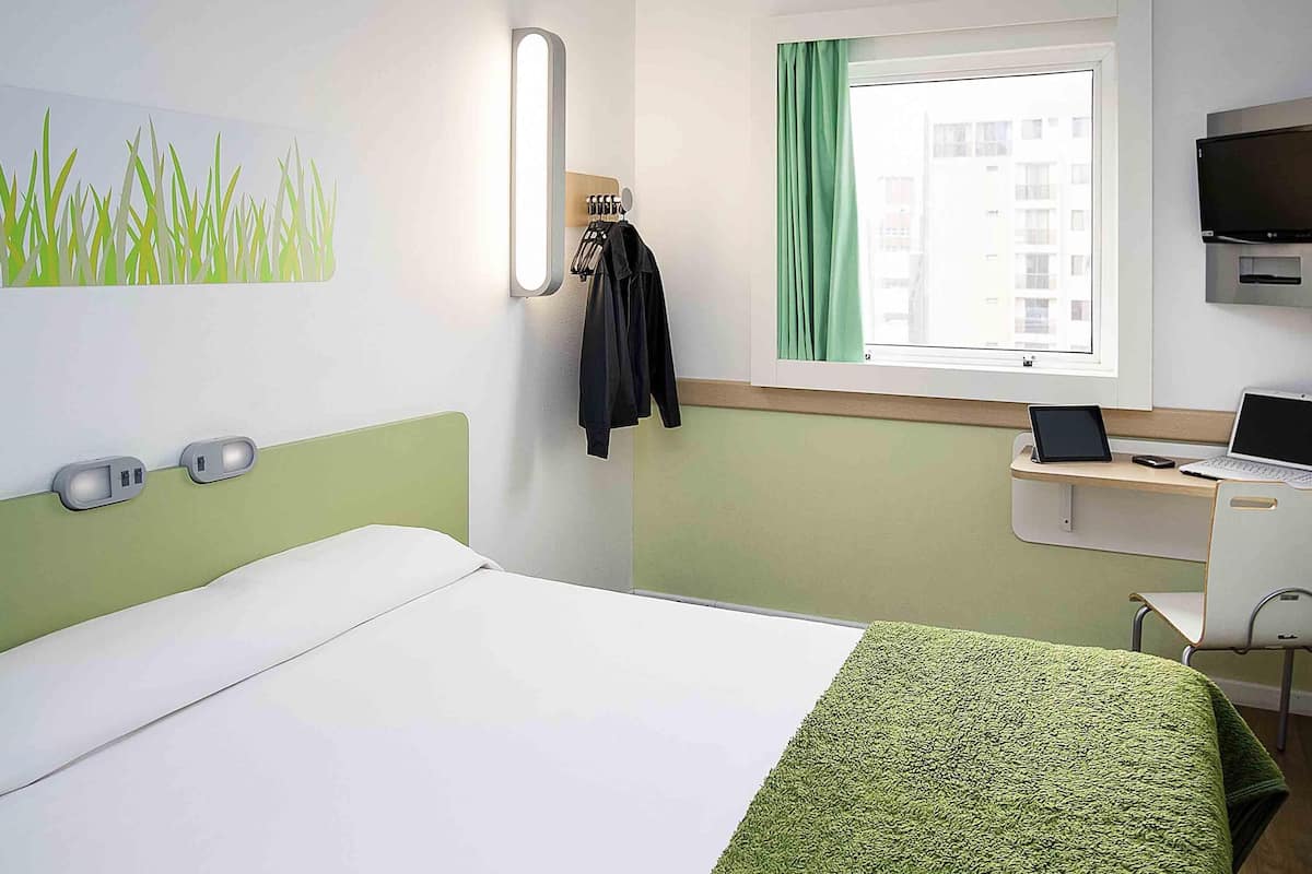 Quarto standard, 1 cama de casal | Roupas de cama antialérgicas, escrivaninha