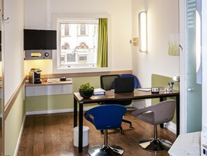 Allergikerbettwaren, Schreibtisch, laptopgeeigneter Arbeitsplatz