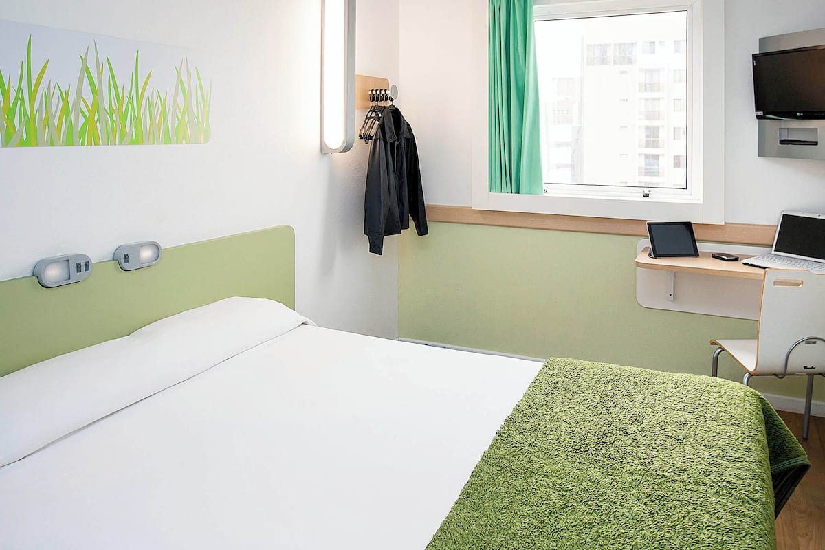Standardzimmer, 1 Doppelbett | Allergikerbettwaren, Schreibtisch, laptopgeeigneter Arbeitsplatz
