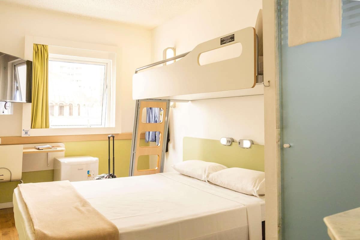 Quarto superior, várias camas (Minibar. Hair Dryer) | Roupas de cama antialérgicas, escrivaninha