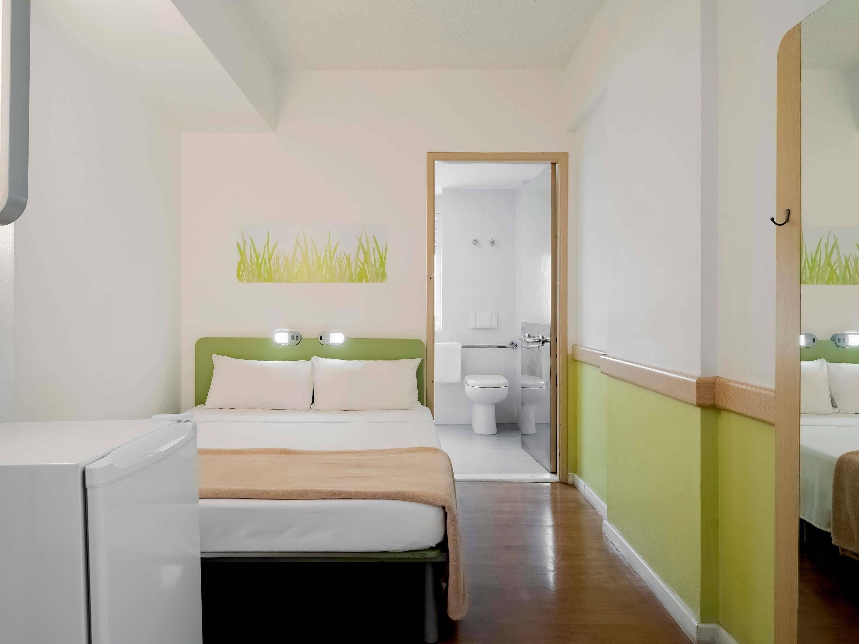 Quarto standard, 1 cama de casal, acessível | Roupas de cama antialérgicas, escrivaninha