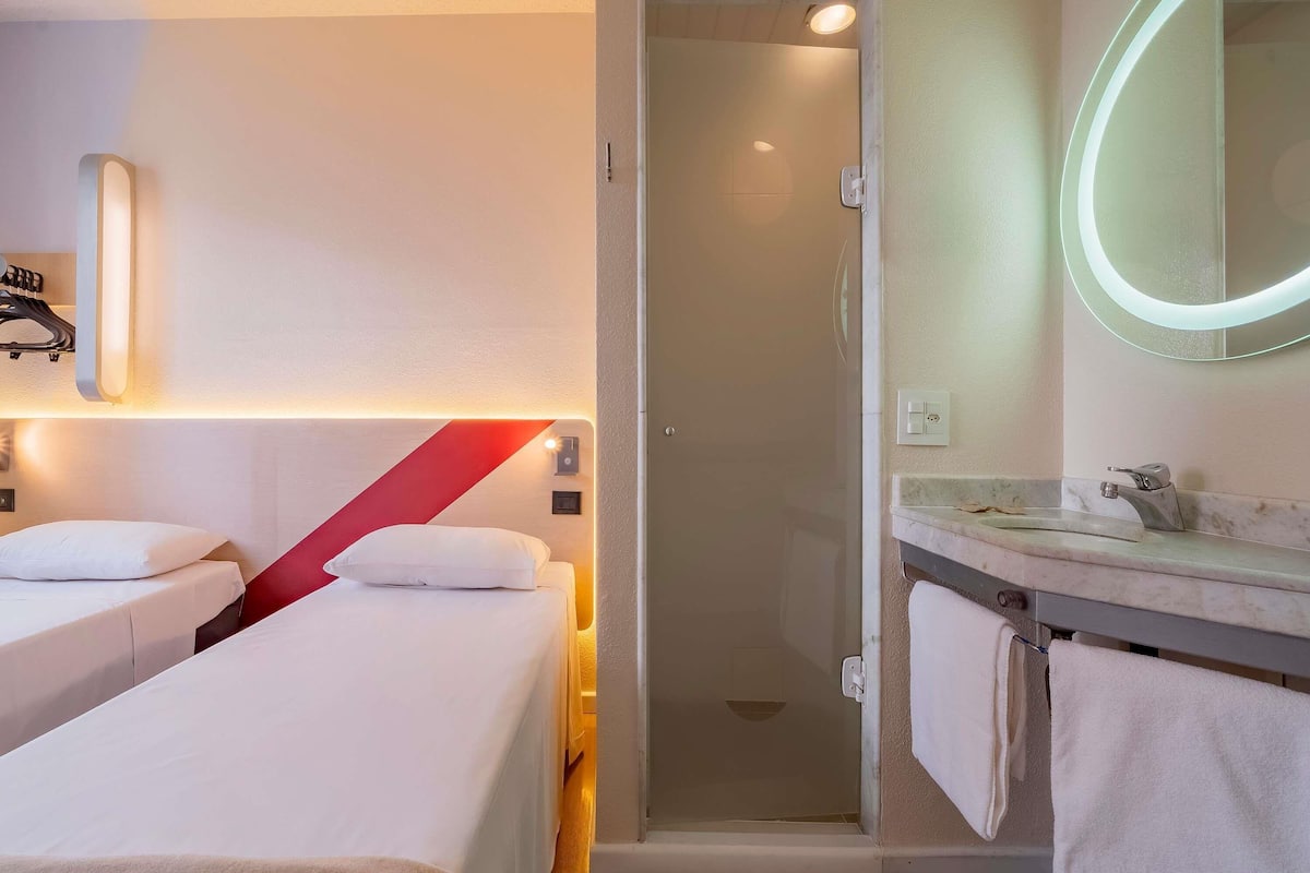 Rom – superior, 2 enkeltsenger | 1 soverom, skrivebord, blendingsgardiner og wi-fi (inkludert)