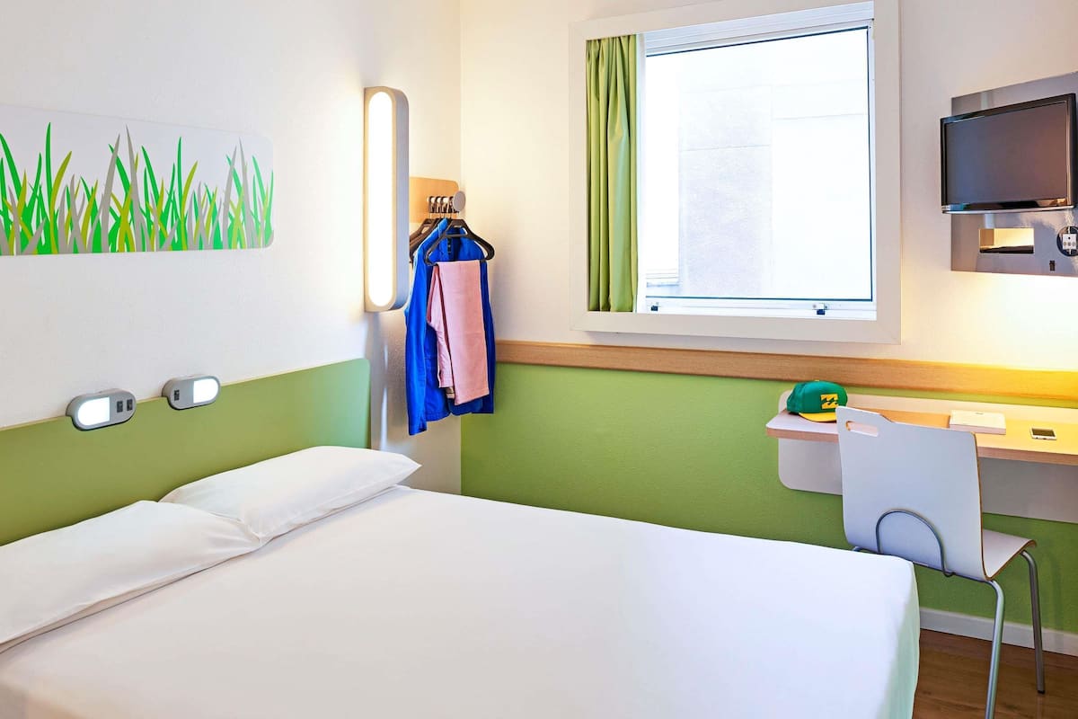 Standard Room, 1 Double Bed | 1 bedroom, desk, blackout curtains, free WiFi