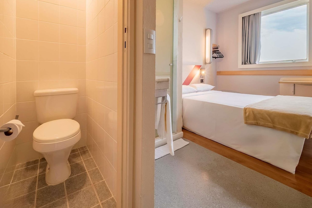 Standard Room, 1 Double Bed | 1 bedroom, desk, blackout curtains, free WiFi