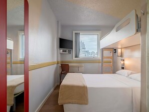 Standaard kamer, Meerdere bedden | 1 slaapkamer, een bureau, verduisterende gordijnen, gratis wifi