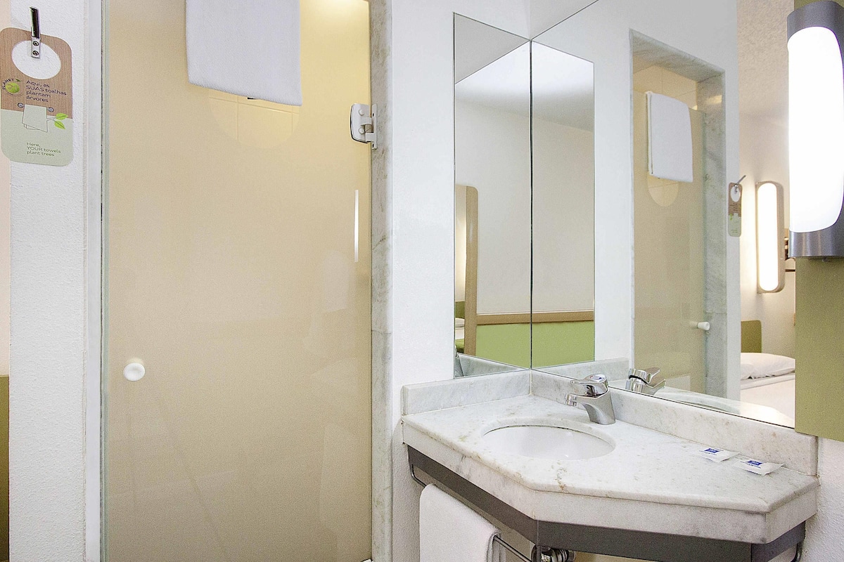 Standard Room, 1 Double Bed | 1 bedroom, desk, blackout drapes, free WiFi