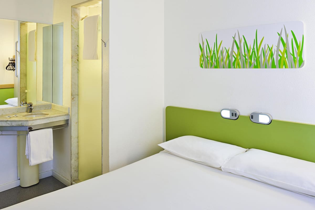 1 bedroom, desk, blackout curtains, free WiFi