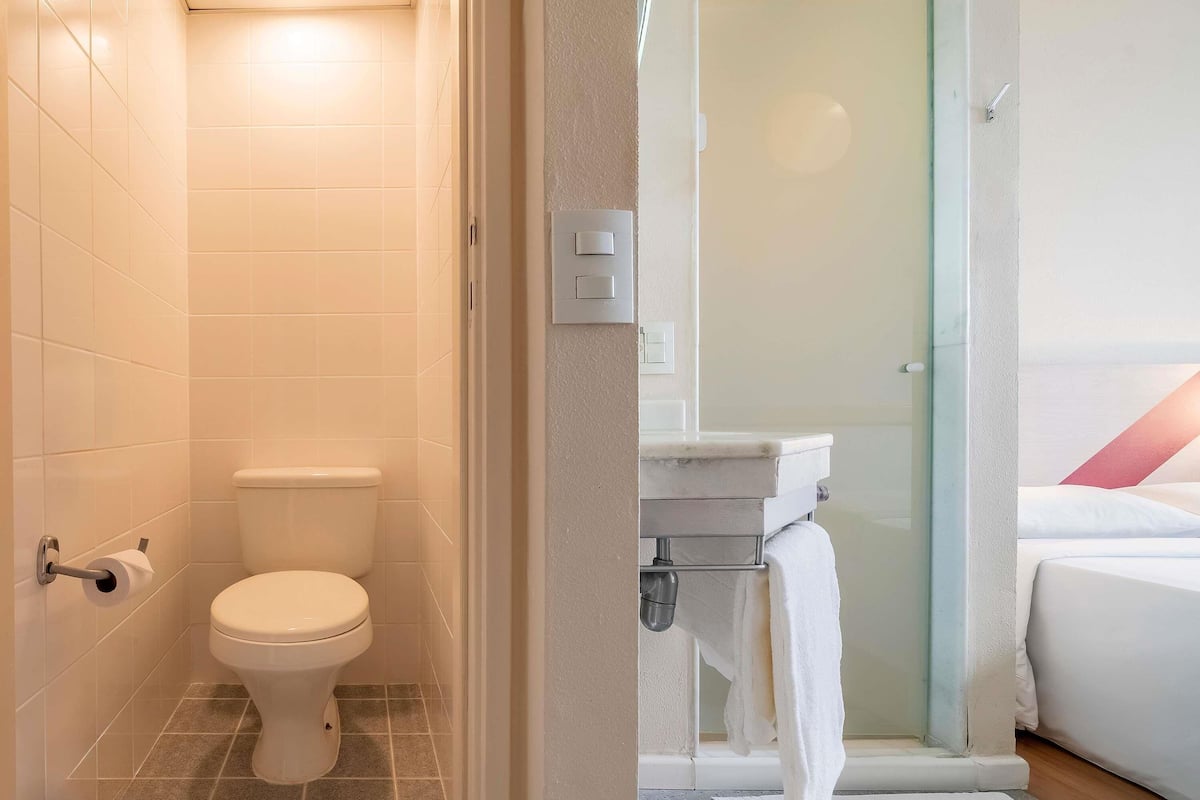 Rom – standard, 1 dobbeltseng | 1 soverom, skrivebord, blendingsgardiner og wi-fi (inkludert)