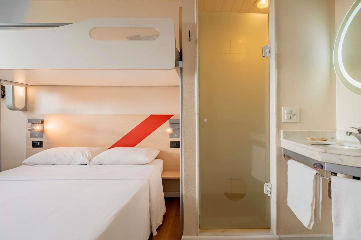 1 bedroom, desk, blackout curtains, free WiFi