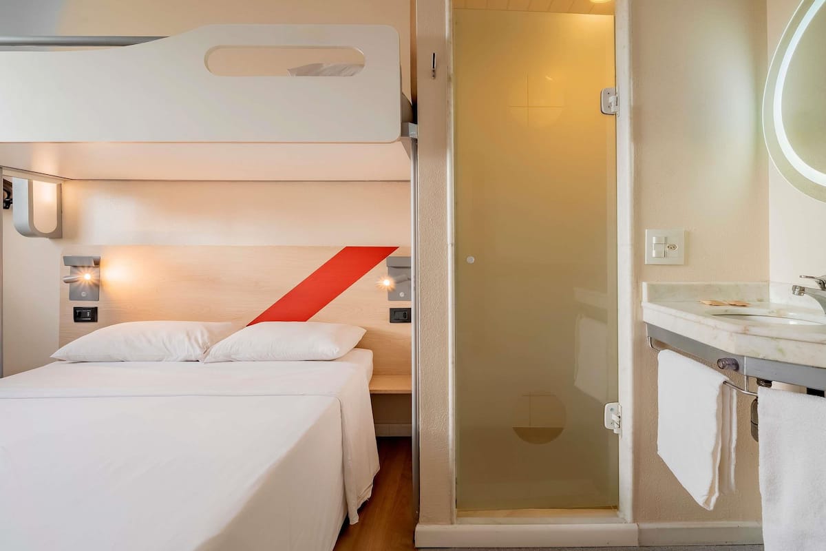 Standard Room, Multiple Beds | 1 bedroom, desk, blackout drapes, free WiFi