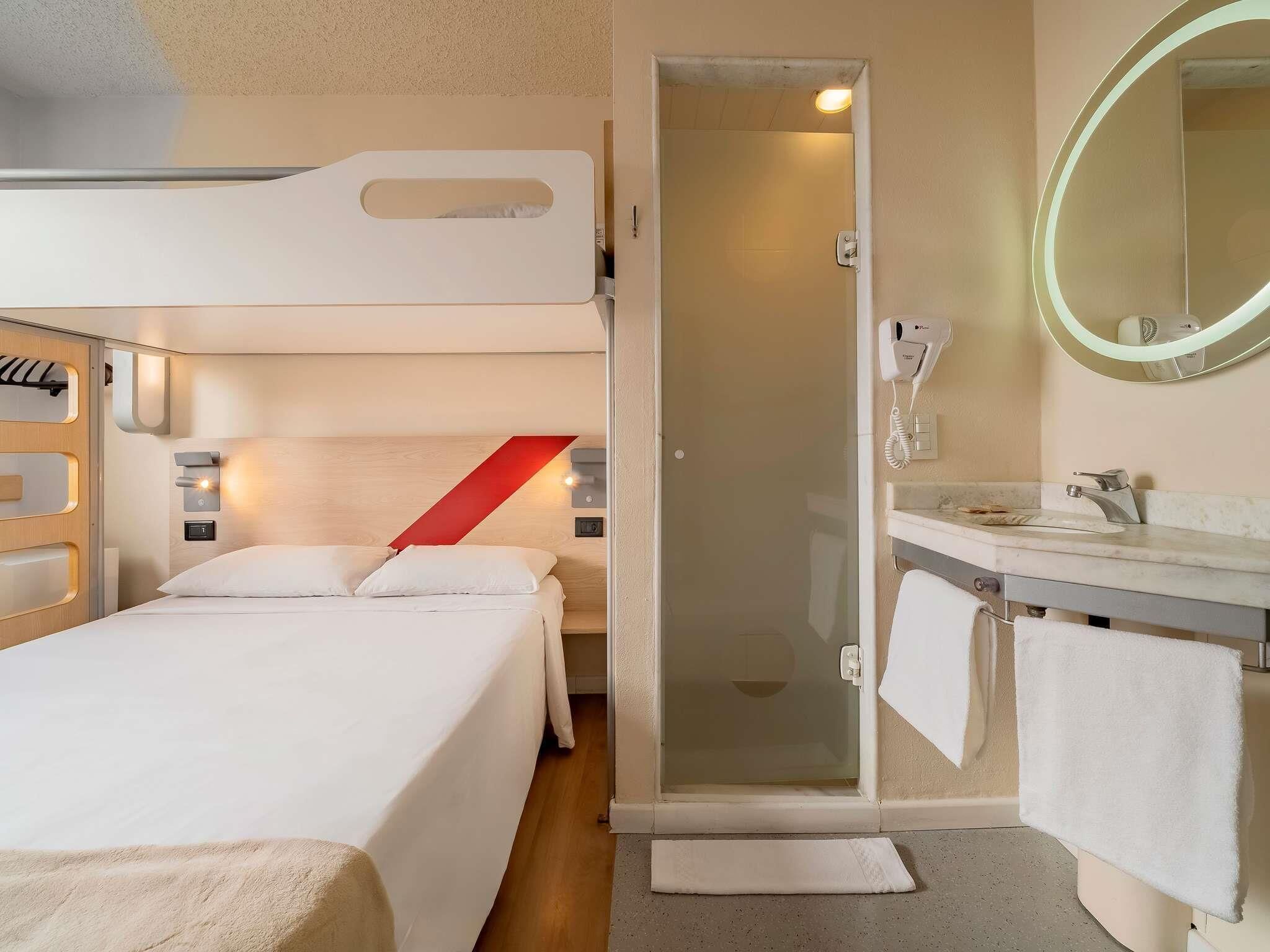 Apartamento superior, várias camas (with 1 double bed and 1 extra bed) | 1 quarto, escrivaninha, cortinas blackout, Wi-Fi de cortesia
