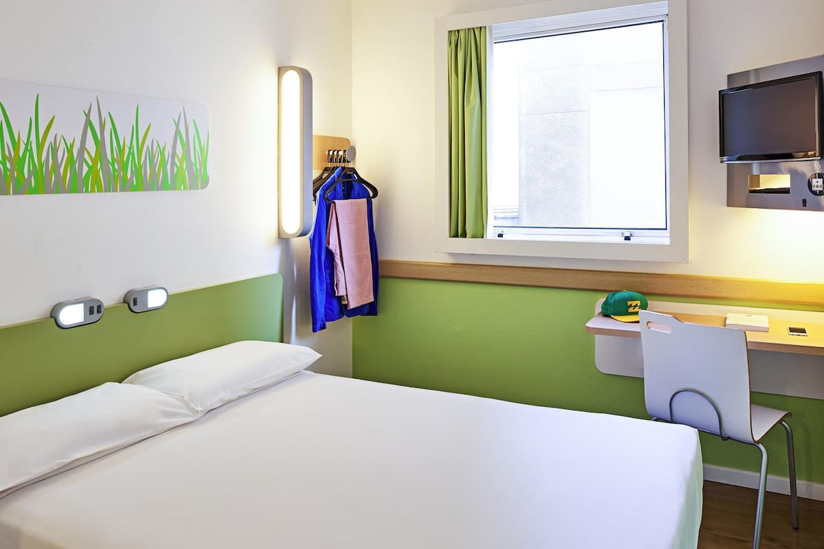 Standard Room, 1 Katil Kelamin (Double) | 1 bilik tidur, meja, langsir/tirai gelap terus, Wi-fi percuma
