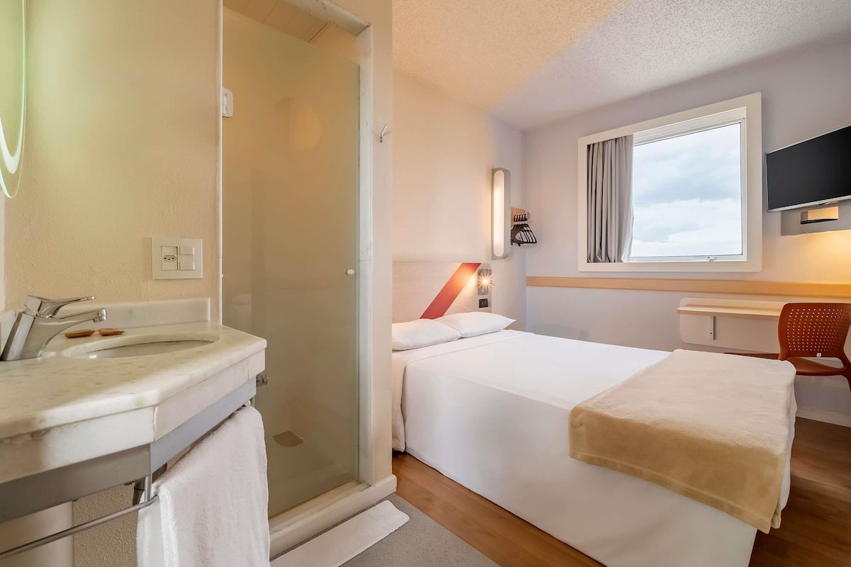 Standard Room, 1 Double Bed | 1 bedroom, desk, blackout curtains, free WiFi