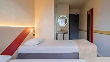 1 bedroom, desk, blackout drapes, free WiFi