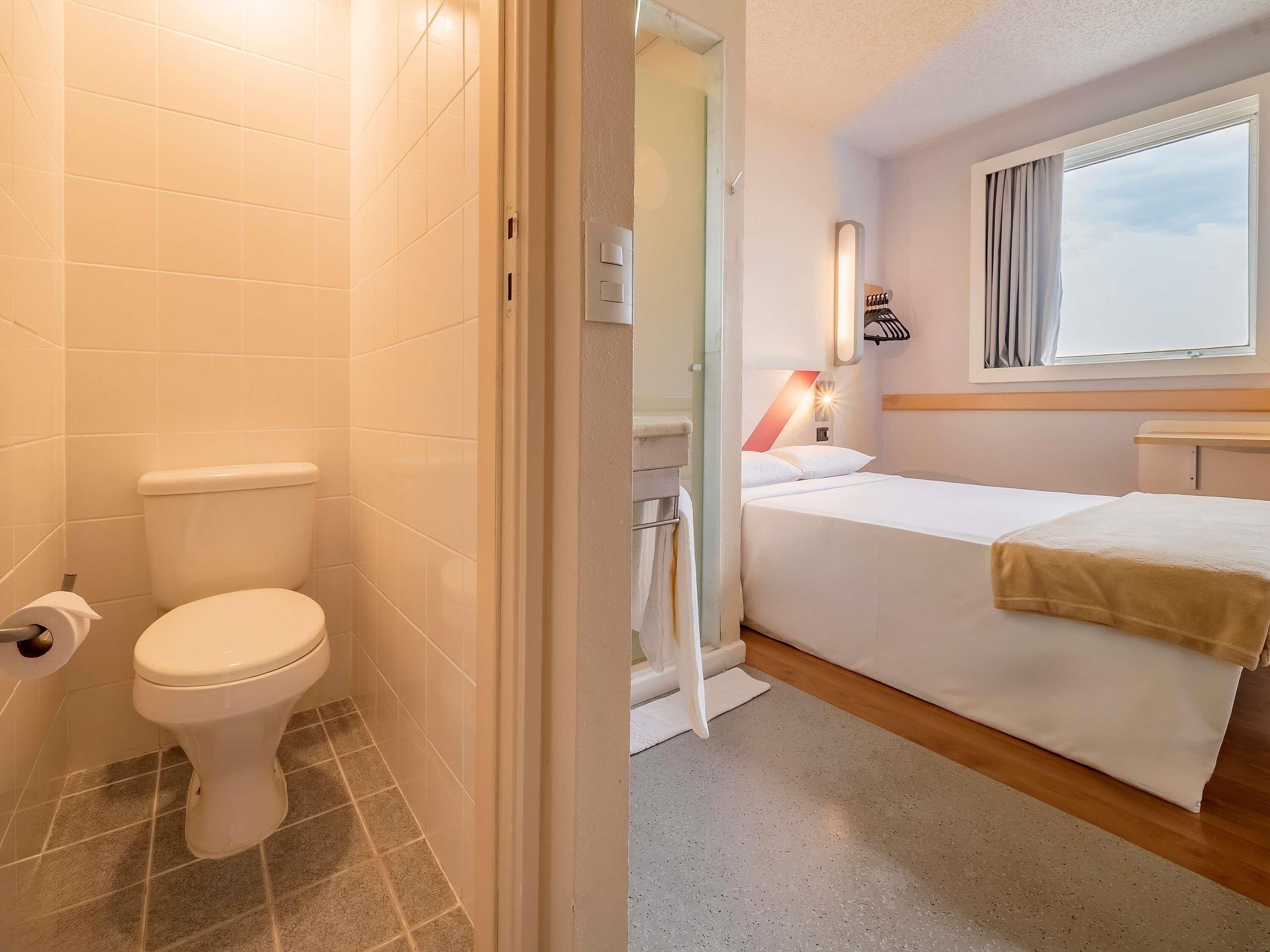 Rom – standard, 1 dobbeltseng | 1 soverom, skrivebord, blendingsgardiner og wi-fi (inkludert)