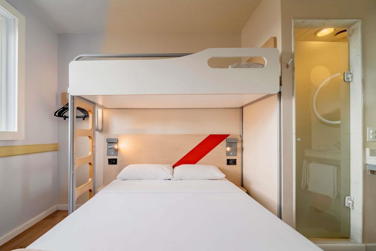 1 bedroom, desk, blackout drapes, free WiFi