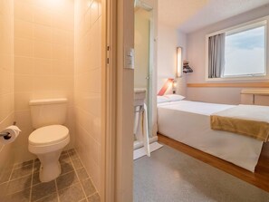 Shower, eco-friendly toiletries, towels