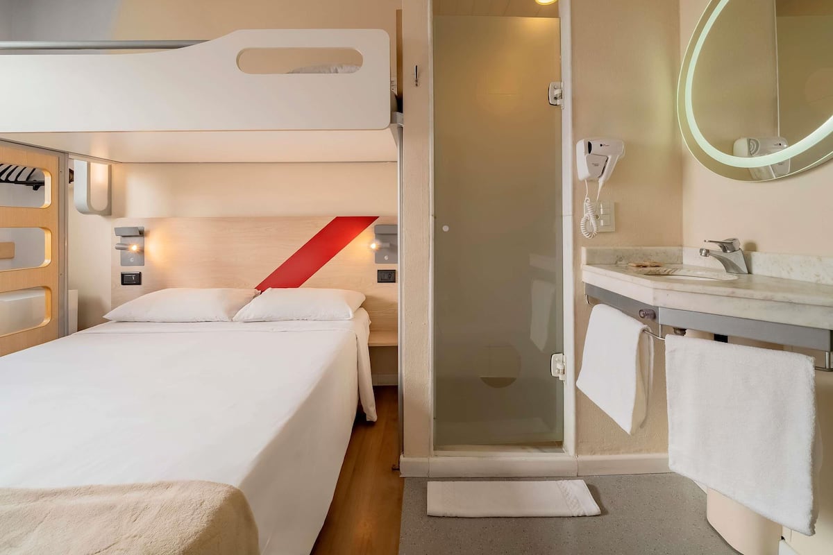 Leilighet – superior, flere senger (with 1 double bed and 1 extra bed) | 1 soverom, skrivebord, blendingsgardiner og wi-fi (inkludert)