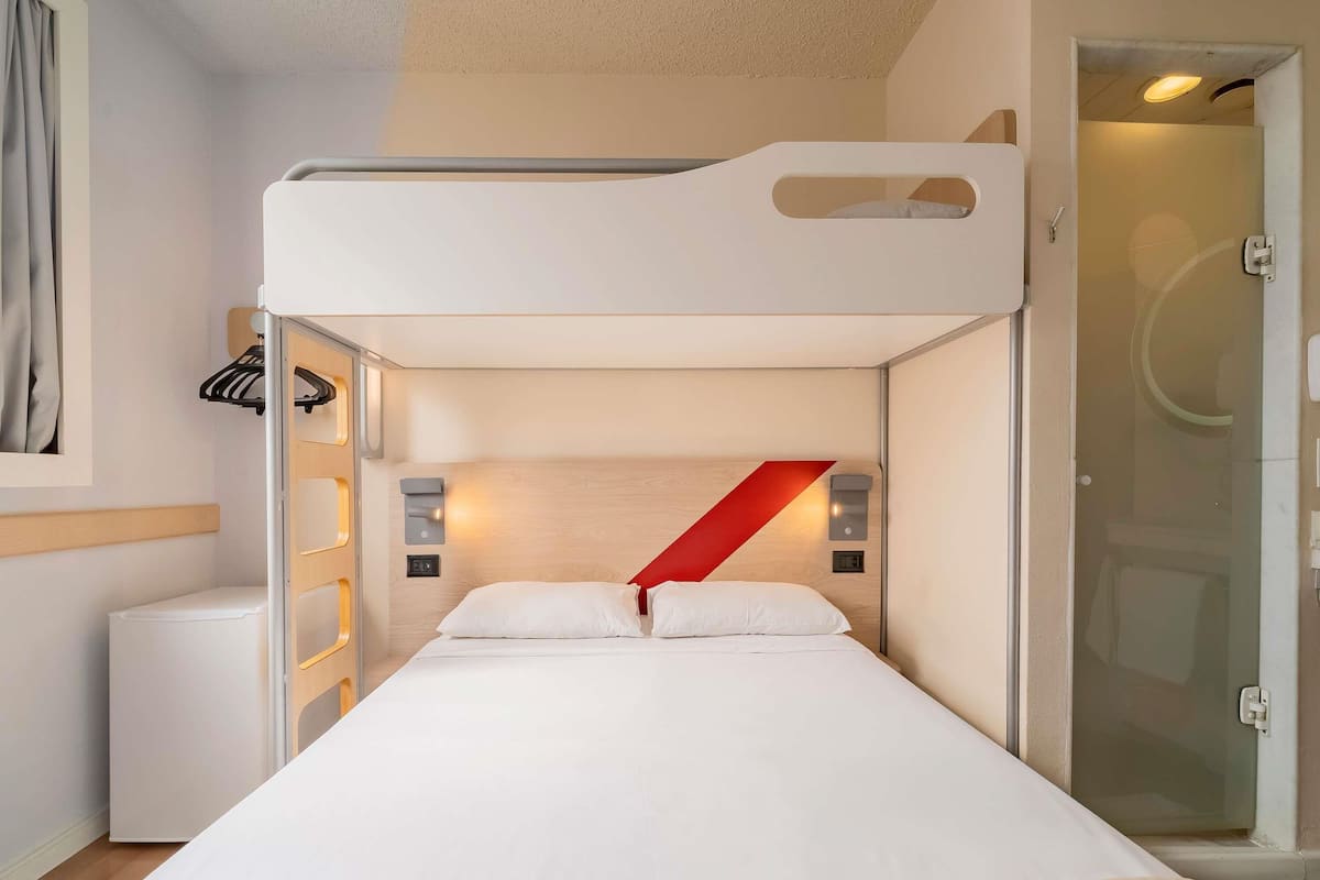 Leilighet – superior, flere senger (with 1 double bed and 1 extra bed) | 1 soverom, skrivebord, blendingsgardiner og wi-fi (inkludert)