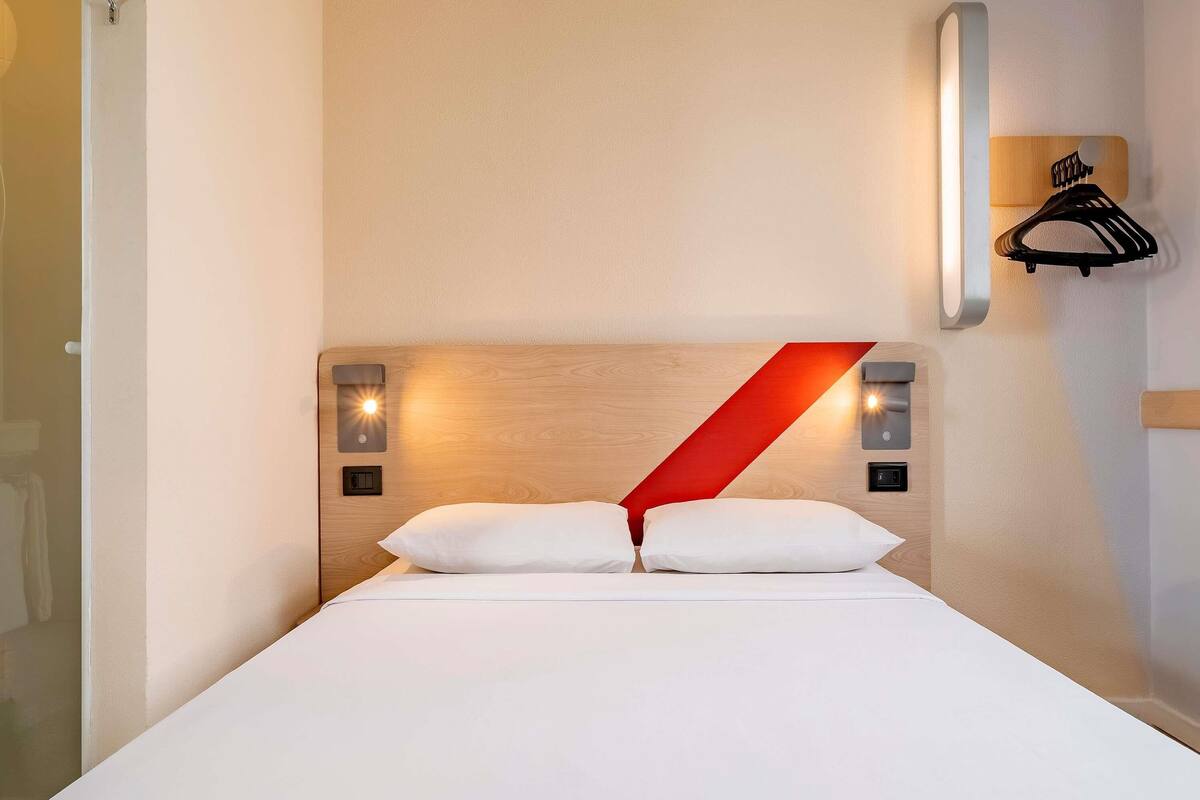 1 bedroom, desk, blackout curtains, free WiFi
