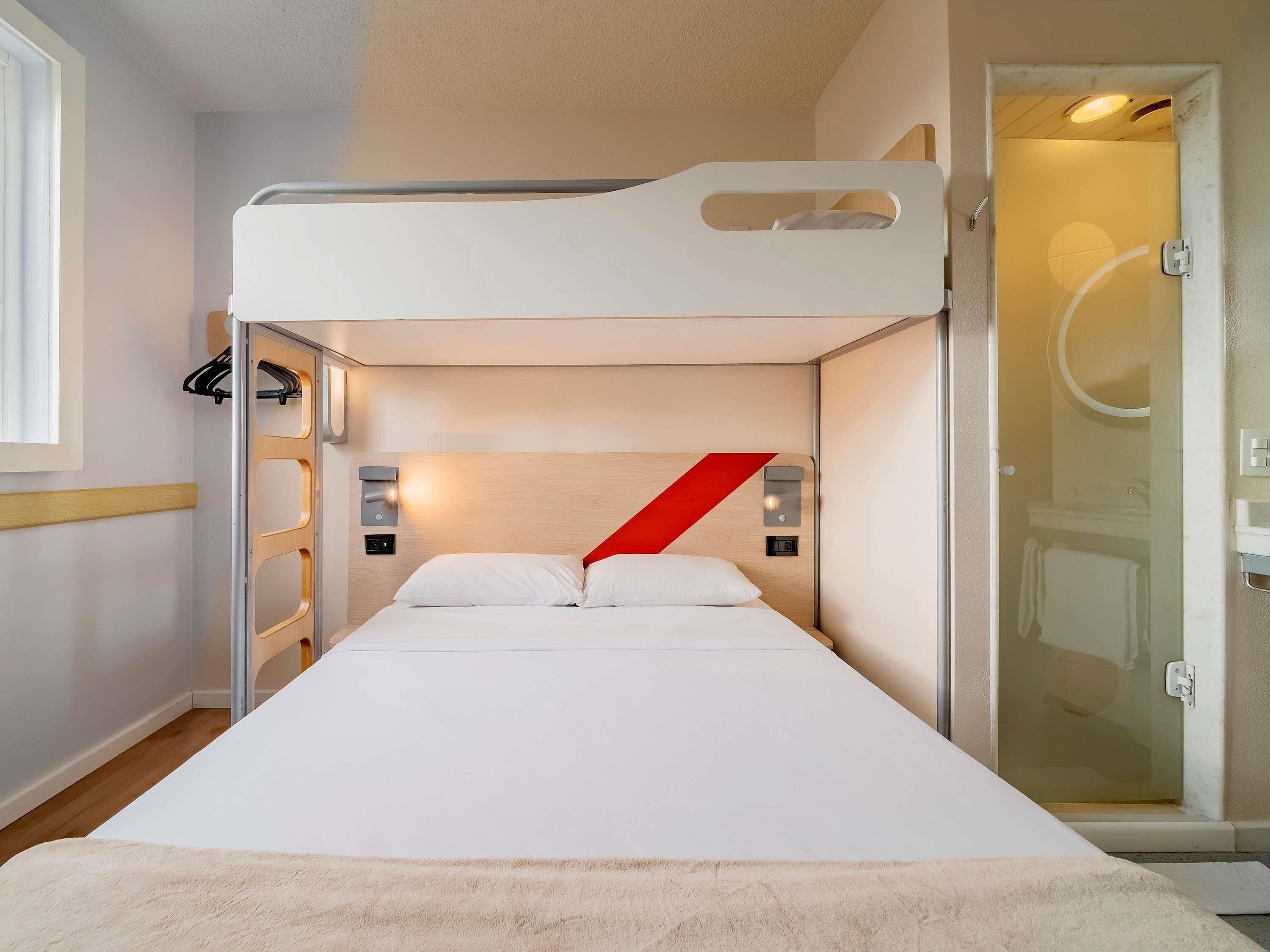 Rom – standard, flere senger | 1 soverom, skrivebord, blendingsgardiner og wi-fi (inkludert)