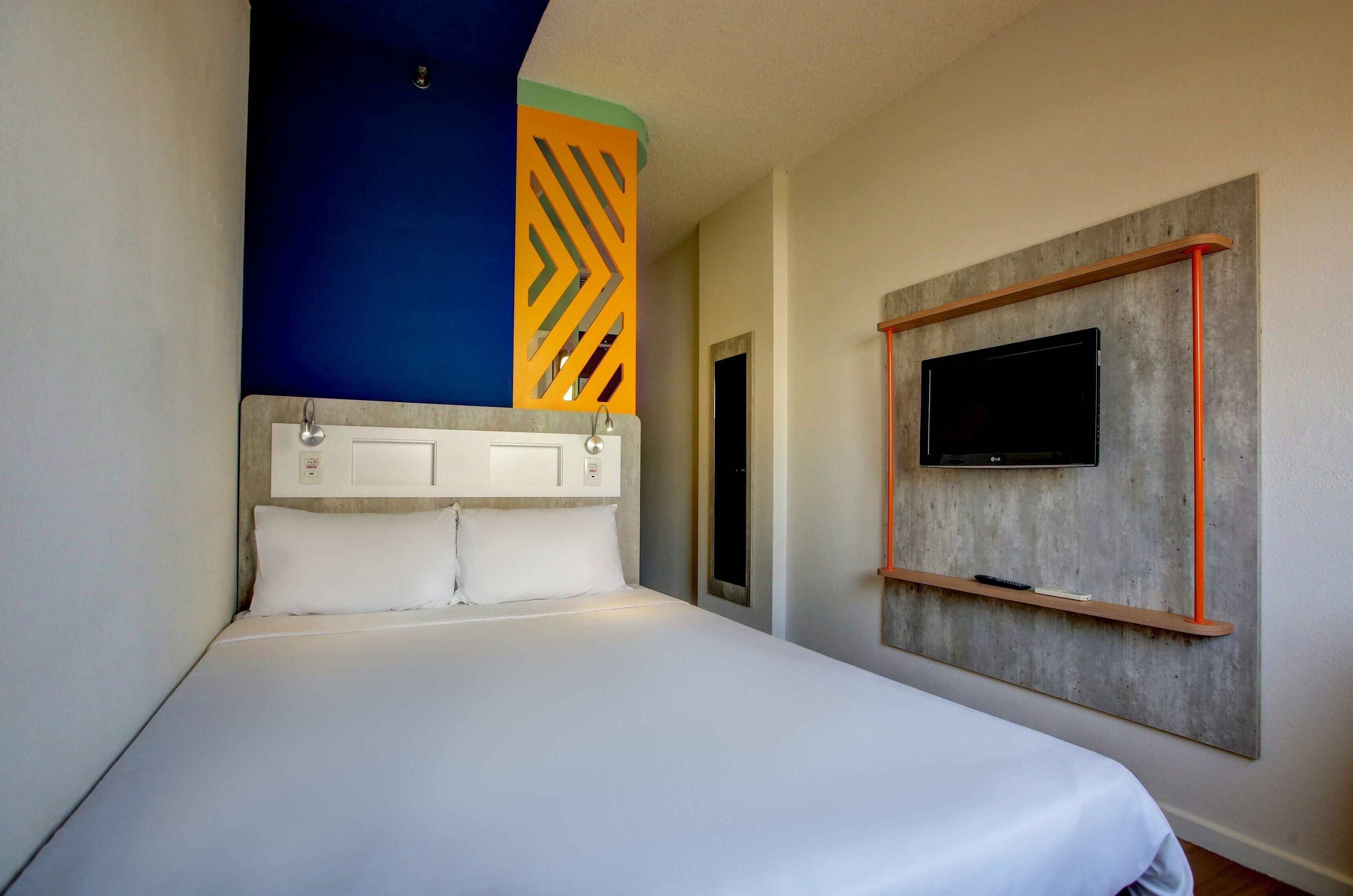 Escritorio, cortinas blackout y tabla de planchar con plancha 