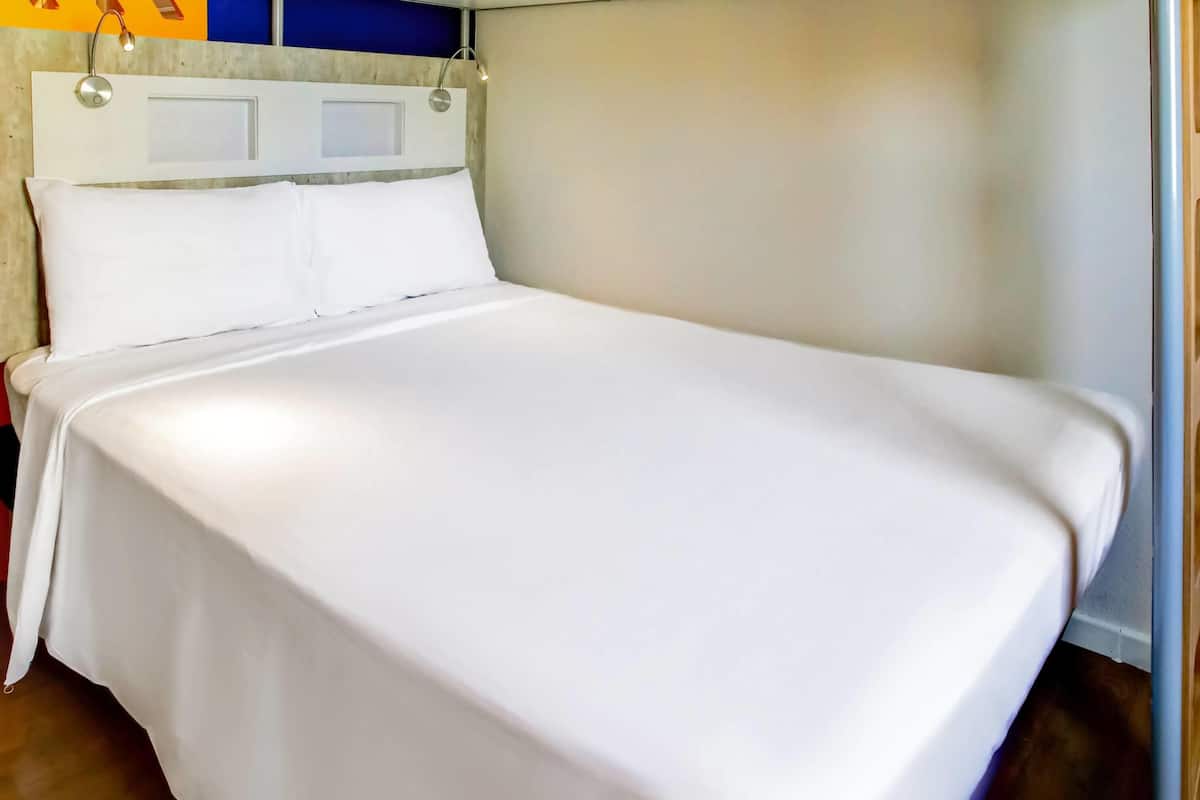 Apartamento standard, 1 cama de casal | Escrivaninha, cortinas blackout, ferros/tábuas de passar roupa