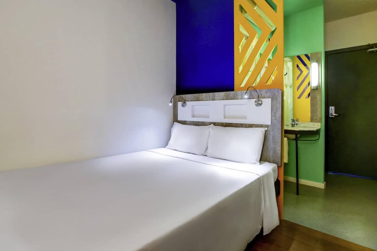 Apartamento standard, 1 cama de casal | Escrivaninha, cortinas blackout, ferros/tábuas de passar roupa