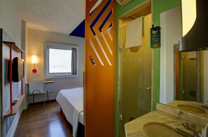 Standard-Apartment, 1 Doppelbett | Schreibtisch, Verdunkelungsvorhänge, Bügeleisen/Bügelbrett