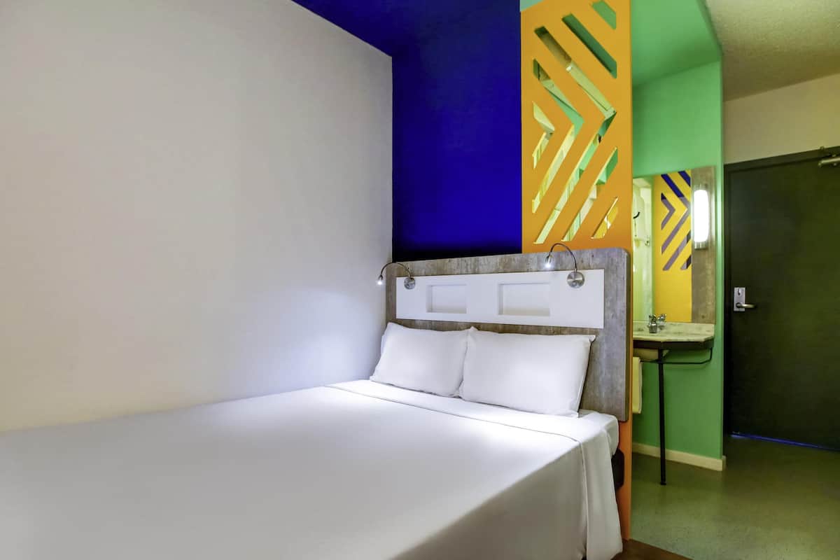 Apartamento standard, 1 cama de casal | Escrivaninha, cortinas blackout, ferros/tábuas de passar roupa