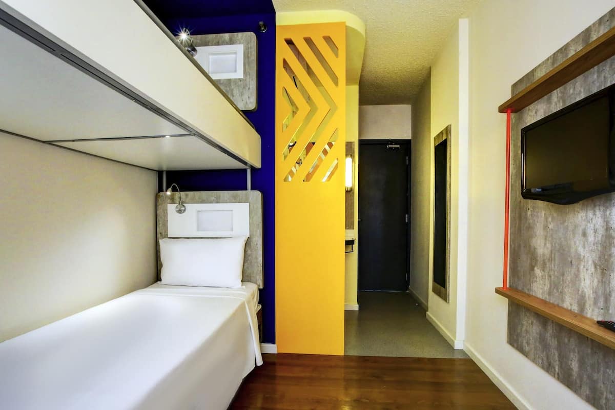 Apartamento standard, 3 camas de solteiro | Escrivaninha, cortinas blackout, ferros/tábuas de passar roupa